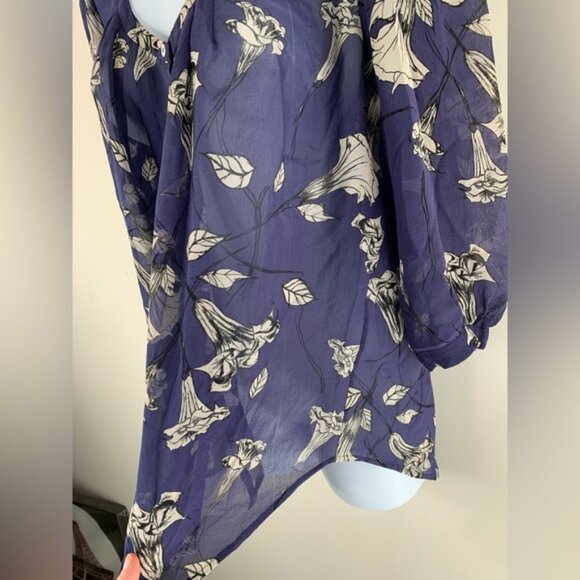 Aritzia Babaton Floral Blouse 3/4 length sleeve top buttons Purple Size Medium - Picture 7 of 16